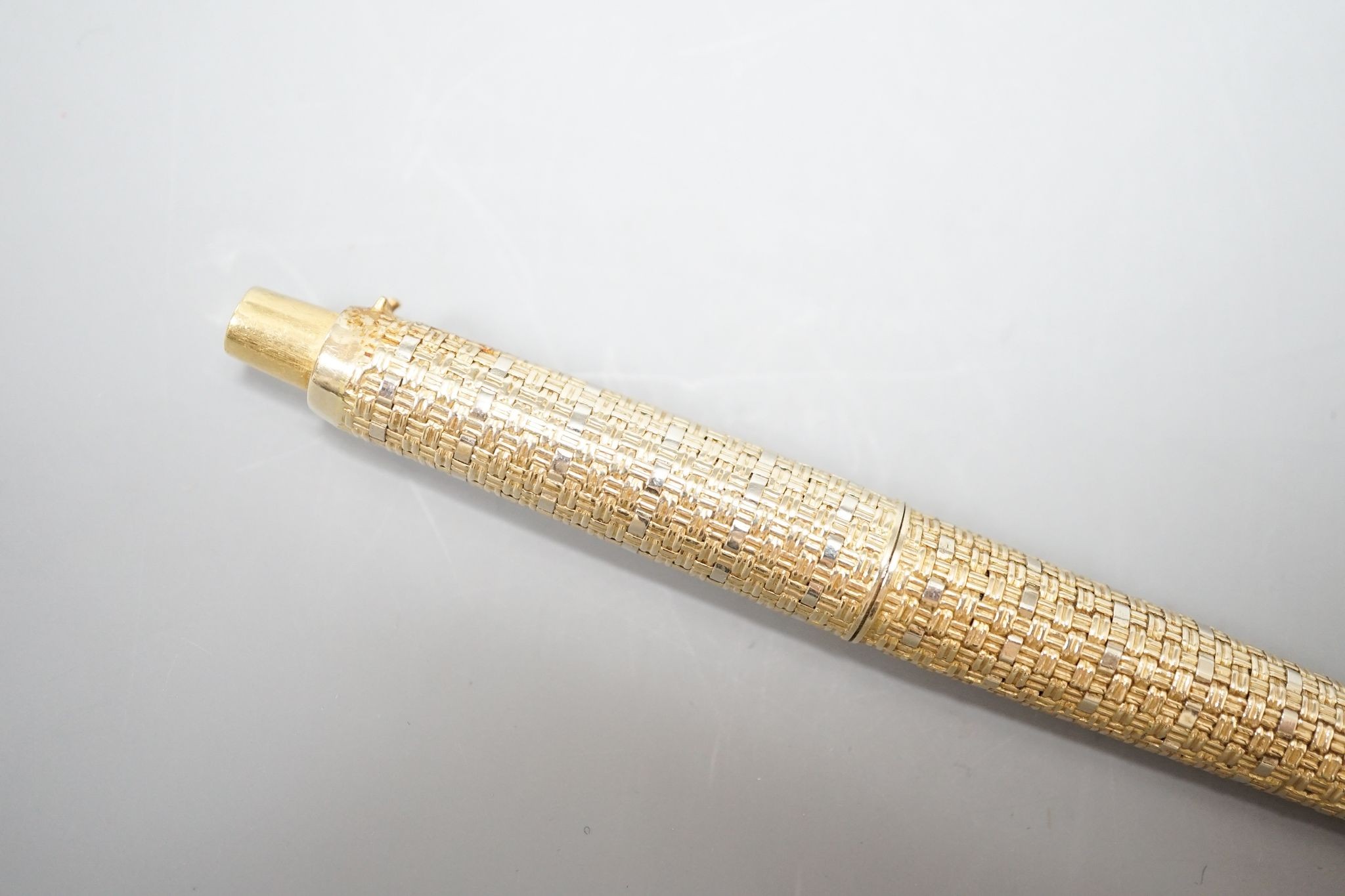 A modern Italian 750 yellow metal cased ballpoint pen (lacking clip), 12.5cm